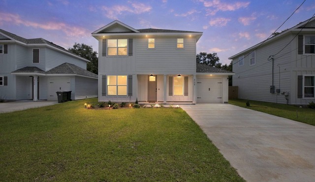 New! 5 min to beach! Clean, modern and spacious-King mattress on Primary room