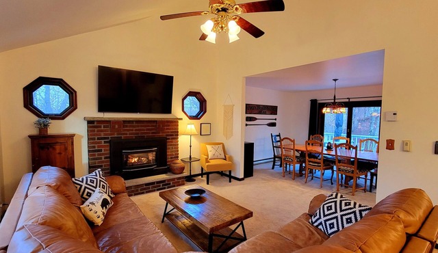 NEW! 5 Star Gated Community. Wifi, Games, Fire Pit, 5 Smart TVs, Towels/Linens!