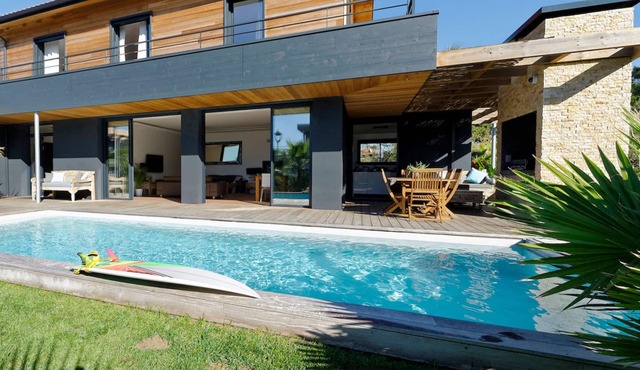 New 5 * Villa with Heated Pool. Beach walk