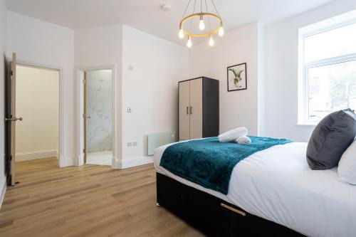 NEW! 5 x Stunning 1-Bed Apartments in Manchester by 53 Degrees Property, Ideal for Long Term, Couples or Business Groups!