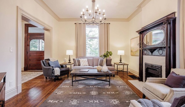 New-5BR Downtown Sleeps 15 - Game Room - Parking