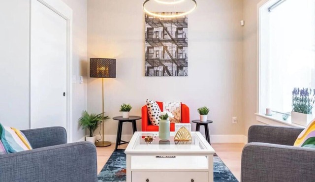 NEW 5BR Luxury |2 Kitchens | Deck, Fireplace & BBQ