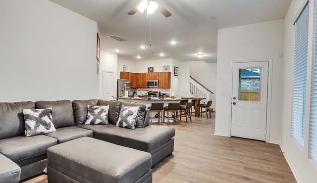 New 5BR Luxury · Sleeps 10 · Lake Jackson