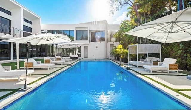 NEW 5BR Ultra Luxury Home in Coral Gables—Golf, Outdoor bar, & Pool!