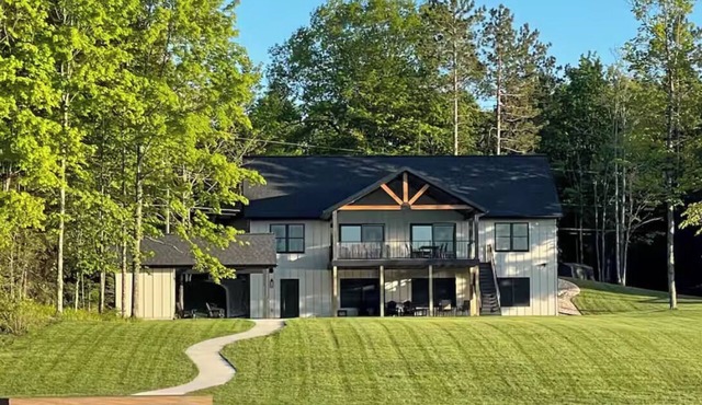 New 6 bedroom Lake Front Home- Theatre Room- Poker - FirePit- Kayak/Paddleboards