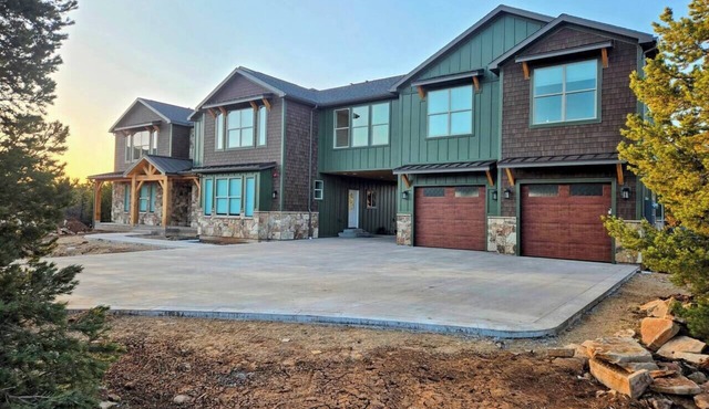 New! 6 King Suites/8 bdrm, Hot Tub, EV, E-Scooters