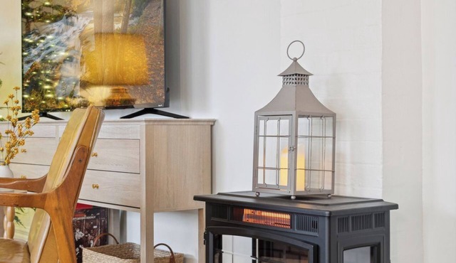 NEW 6BR Family Retreat: Sauna, Firepit & Downtown View