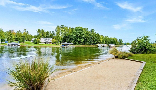 NEW 6BR Lakefront Lake Anna 5 Suites, Dock, Beach