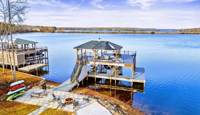 NEW 6BR Lakefront Lake Anna, Hot Tub, Boat Dock