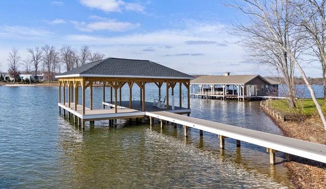 NEW 6BR Luxury Lakefront Lake Anna Private Boathouse for your use!