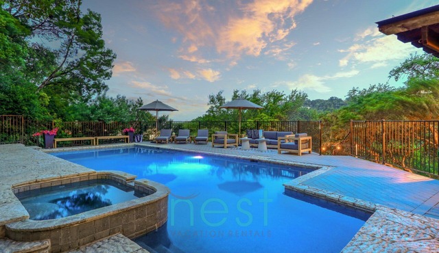 *NEW* 7 MINUTES TO DOWNTOWN | POOL | HOT TUB | POOL TABLE | FOOSBALL | FIRE PIT | 13 Queen Beds