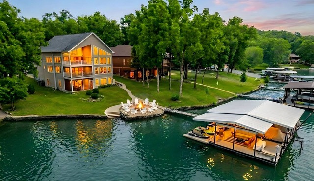 NEW! 8 bedrooms-Sleeps 20-2 Kitchens-Kayak-Rope Swing-Game Room-Easy Parking