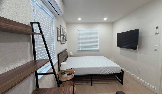 New! 8 mins to Superbowl/Free parking