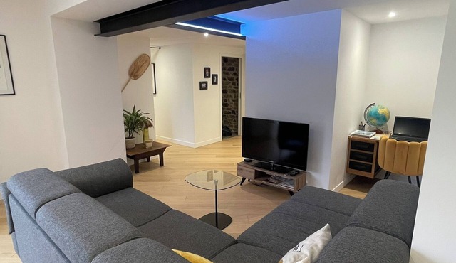 New 80 m² apartment with garden, quiet, walking distance to port, stadiums and shops