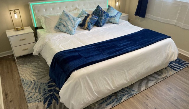 NEW! 86" TV, Massage + Firepit!