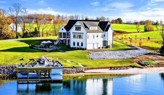 NEW 9BR Lakefront Lake Anna, Pool, Beach, Dock