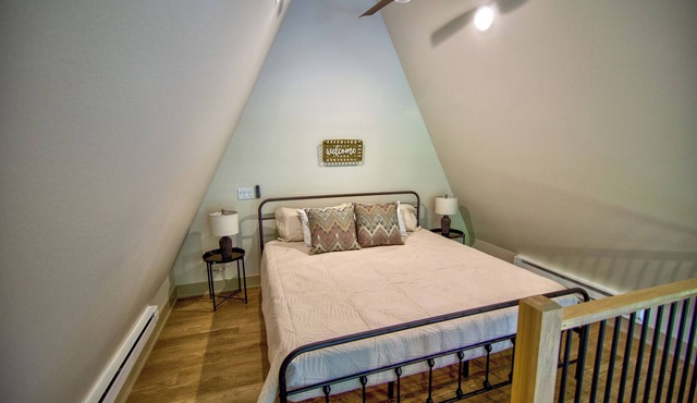 New A-Frame Cabin by Des Moines: Hackberry theme