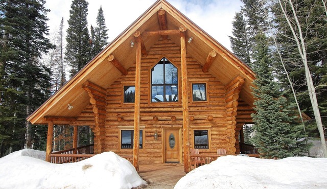 NEW ABSOLUTE TRANQUILITY! Log cabin, professionally decorated, stunning view