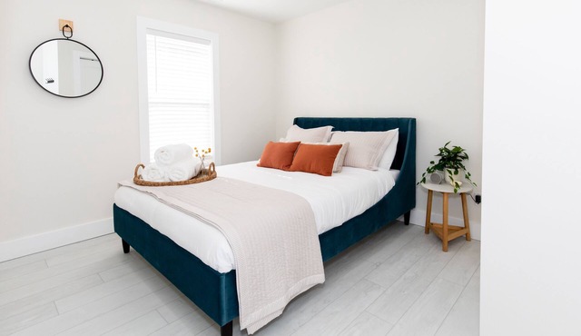 New! Adjoining Suites - Sleeps 12!