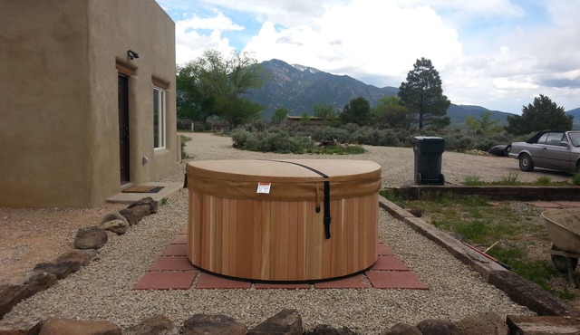 New adobe guest house - mountain views - great location - hot tub