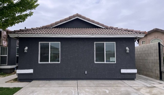 New ADU - Charming 1-bedroom house with AC, WiFi in fabulous Bakersfield