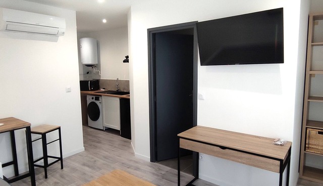 NEW AIR CONDITIONED STUDIO + enclosed PK (Washer/dryer - Fiber Internet - Android TV)