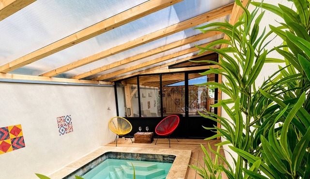 /New air-conditioned country house with heated indoor pool, Provence