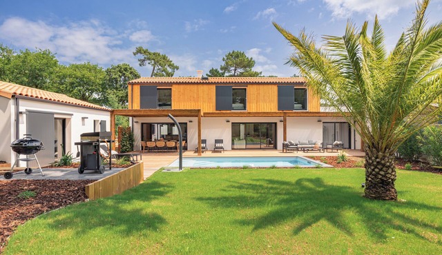 New air-conditioned archecte villa, heated pool near beach and shops