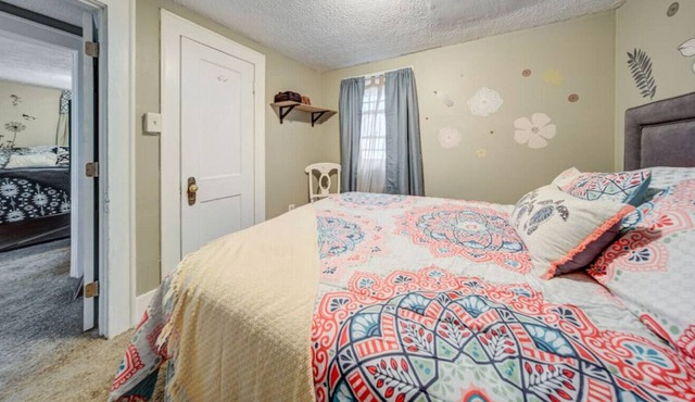 NEW! Akron Central 4 Beds 2 King, 1 Queen Full