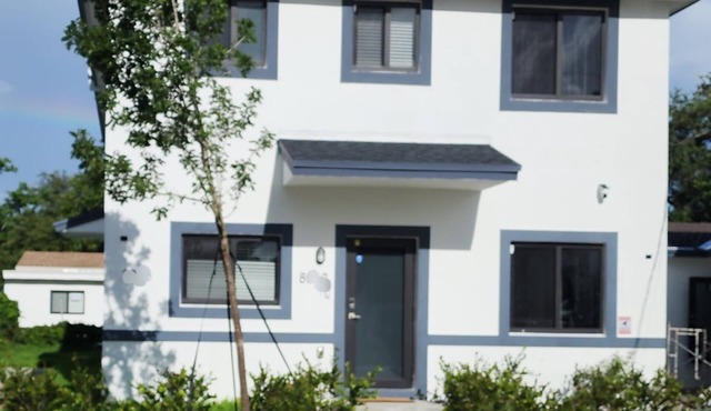 NEW Amazing 3-bedroom house sleep11 with AC in vibrant Miami