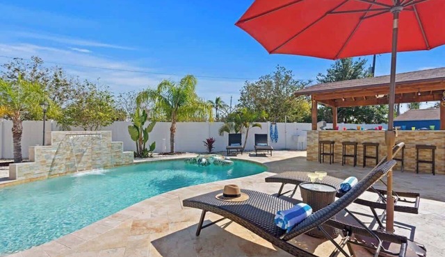 New! Amazing Heated Pool, 12 min to Beach & IMG