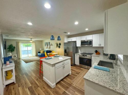 NEW - Amazing Sunshine - Up 6 Guests-Private Backyard