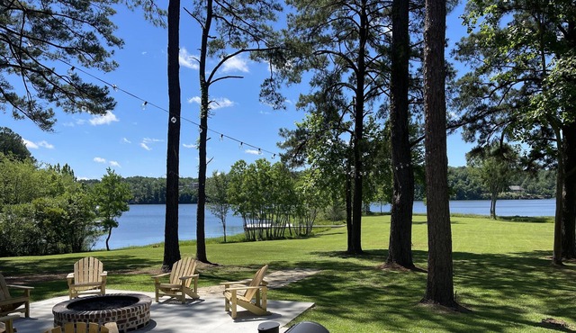 NEW! Amazing Waterfront Home on Lake Tuscaloosa, flat walk to dock, 15 mi to UA