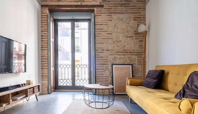 New and centrally located designer apartment