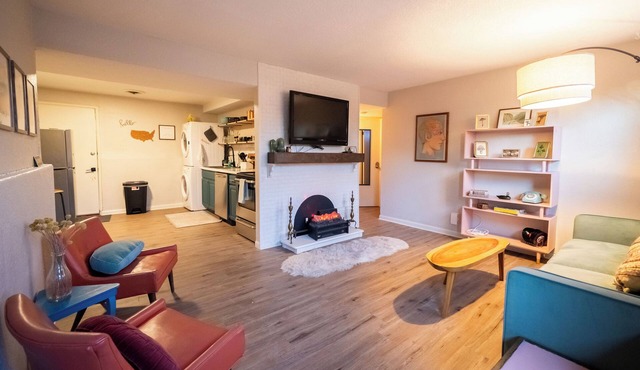 NEW and Comfy 1BR Lawrence Suite, Cozy Vibe! off street Parking- Fast Wi-Fi