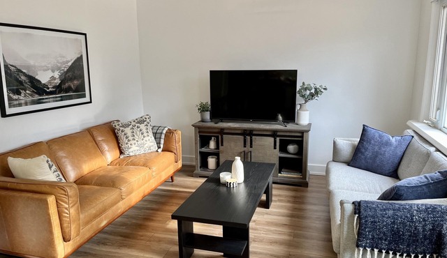 New and Cozy Cottage Steps to Georgian Bay. Pet & Family Friendly!