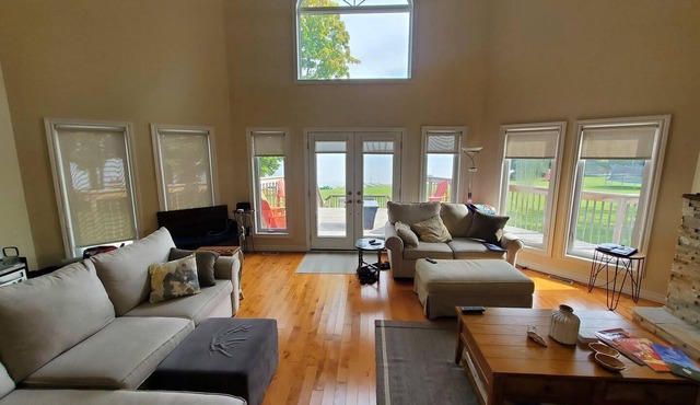 New and Cozy Lakefront cottage under 1.5hr North of Toronto. Kid-Friendlyn
