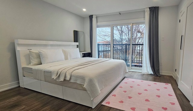 New and cozy modern house near transit, parks, restaurants, shops, quiet street!