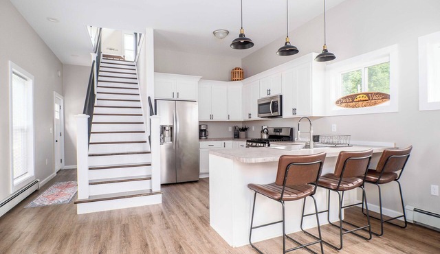 New and Modern Cottage with Lake Views