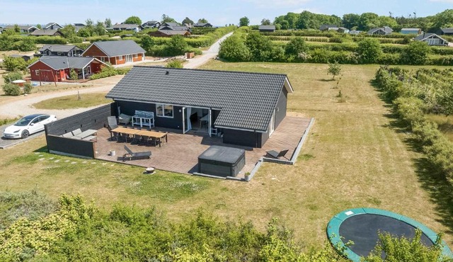 New And Modern Holiday Home With Hot Tub