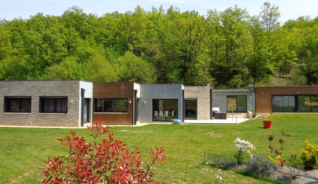 New and near Sarlat, a contemporary villa with heated indoor pool