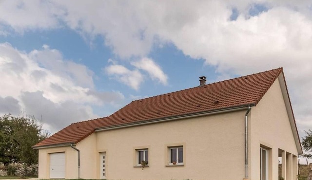 New and quiet country house with garage, near priory and water activities