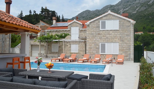 NEW apartment for 6 with pool and barbecue