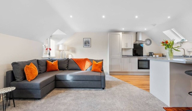 New Apartment in Stockton, sleeps 4, Free WIFI