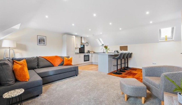 New Apartment in Stockton, sleeps 4, Free WIFI