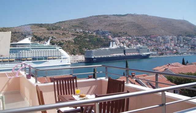 New apartment, terrace, sea view, beach nearby