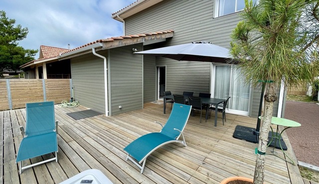 New architect's house with jacuzzi a few steps from the sea