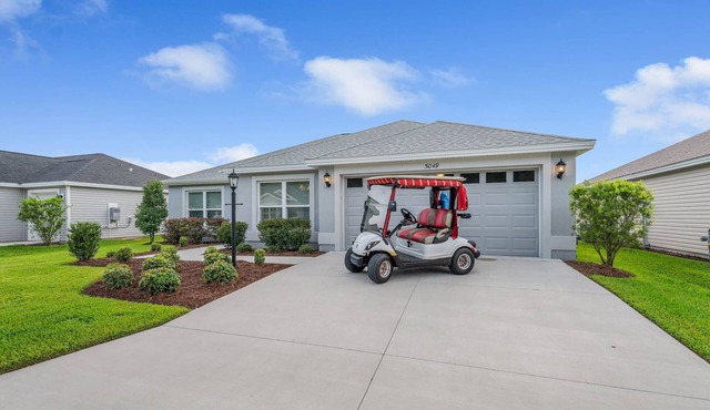 NEW AREA OF THE VILLAGES GOLF CART KING BED NICE AND COMFY HOME BOOK NOW