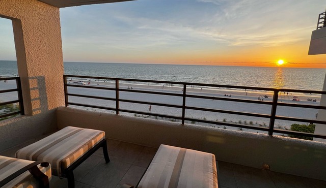 New at Pier House! Renovated and Jaw Dropping Views + Walkable to Everything!
