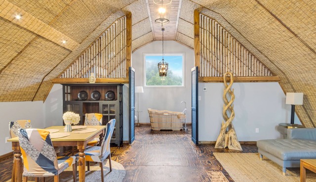 NEW! Barn on private petting zoo farm with Hot Tub!